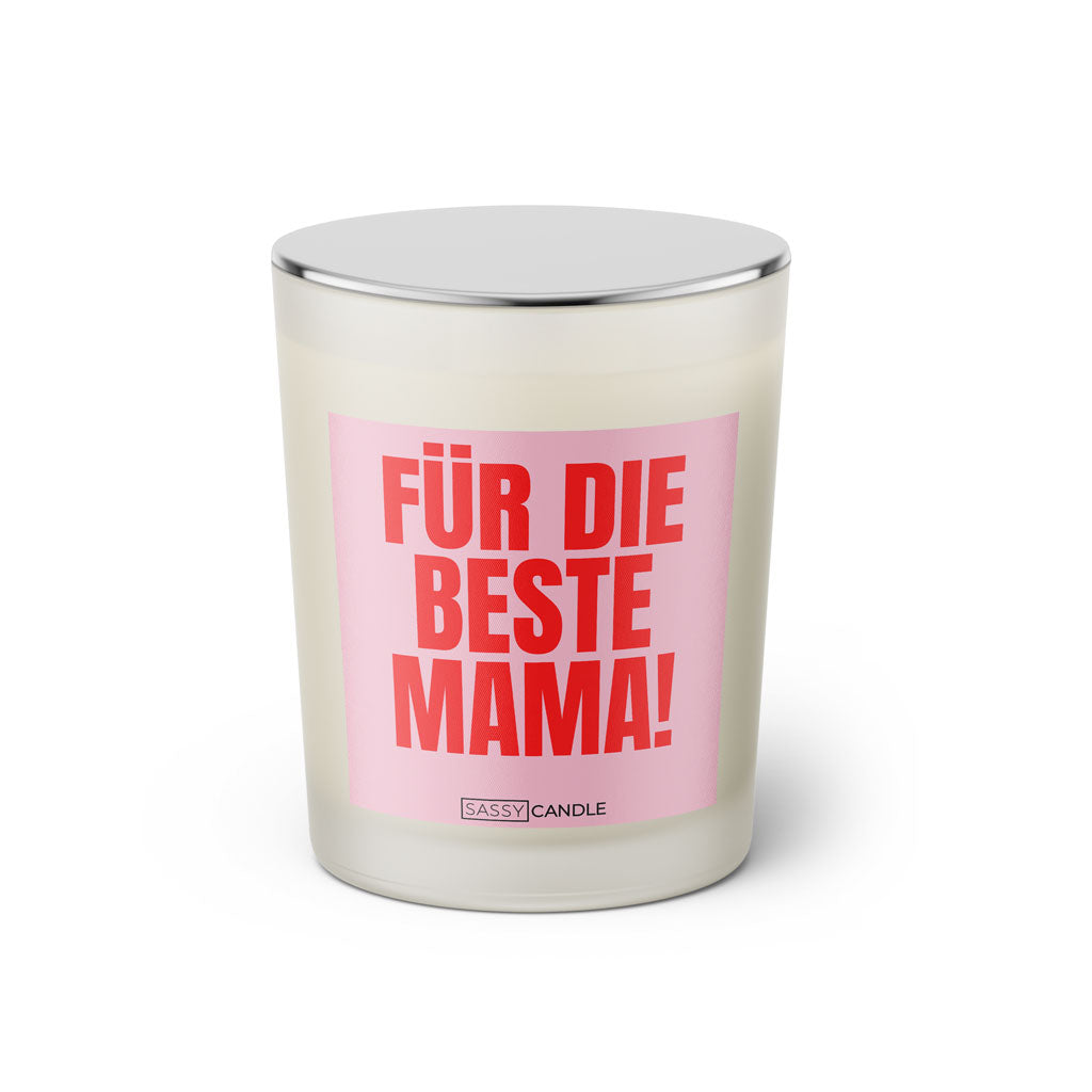 Duftkerze mit witzigem Spruch: Für die beste Mama. Farbe rosa und pinke Schrift. Kerzenglas mit silbernem geschlossenem Deckel von SassyCandle.