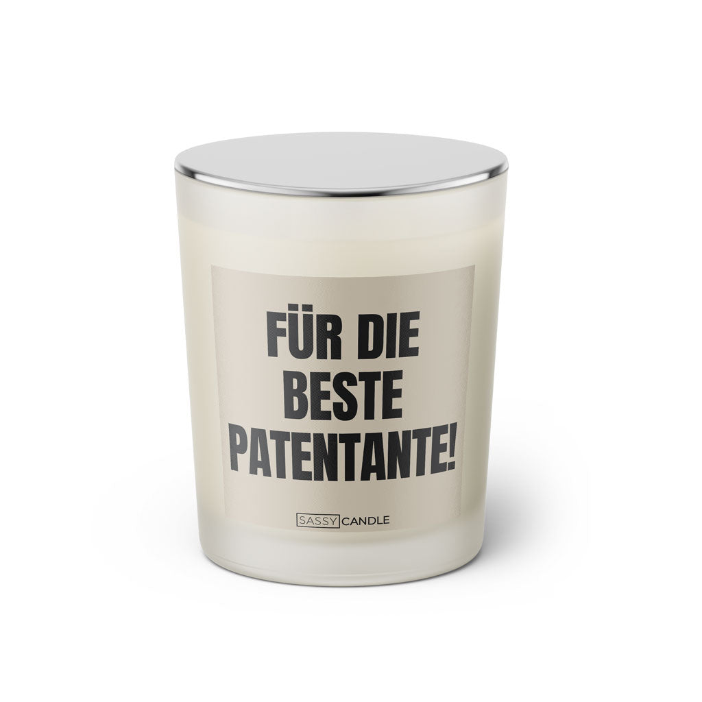 Duftkerze mit witzigem Spruch: Für die beste Patentante. Farbe beige und schwarze Schrift. Kerzenglas mit silbernem Deckel von SassyCandle.