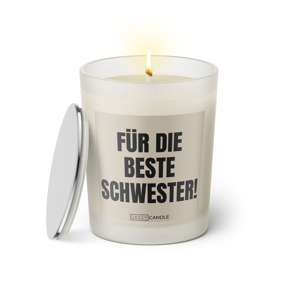 Duftkerze mit witzigem Spruch: Für die beste Schwester. Farbe beige und schwarz Schrift. Kerzenglas mit silbernem Deckel von SassyCandle.