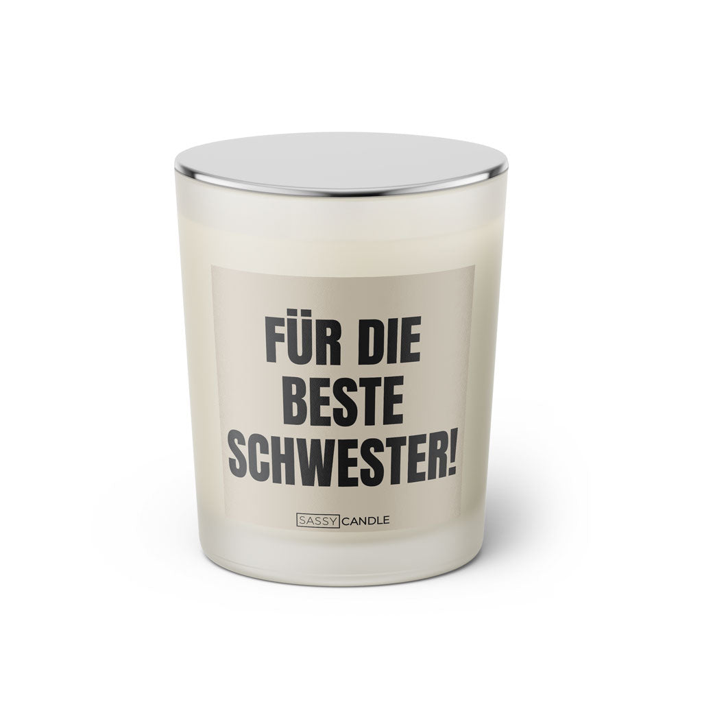 Duftkerze mit witzigem Spruch: Für die beste Schwester. Farbe beige und schwarz Schrift. Kerzenglas mit silbernem Deckel von SassyCandle.