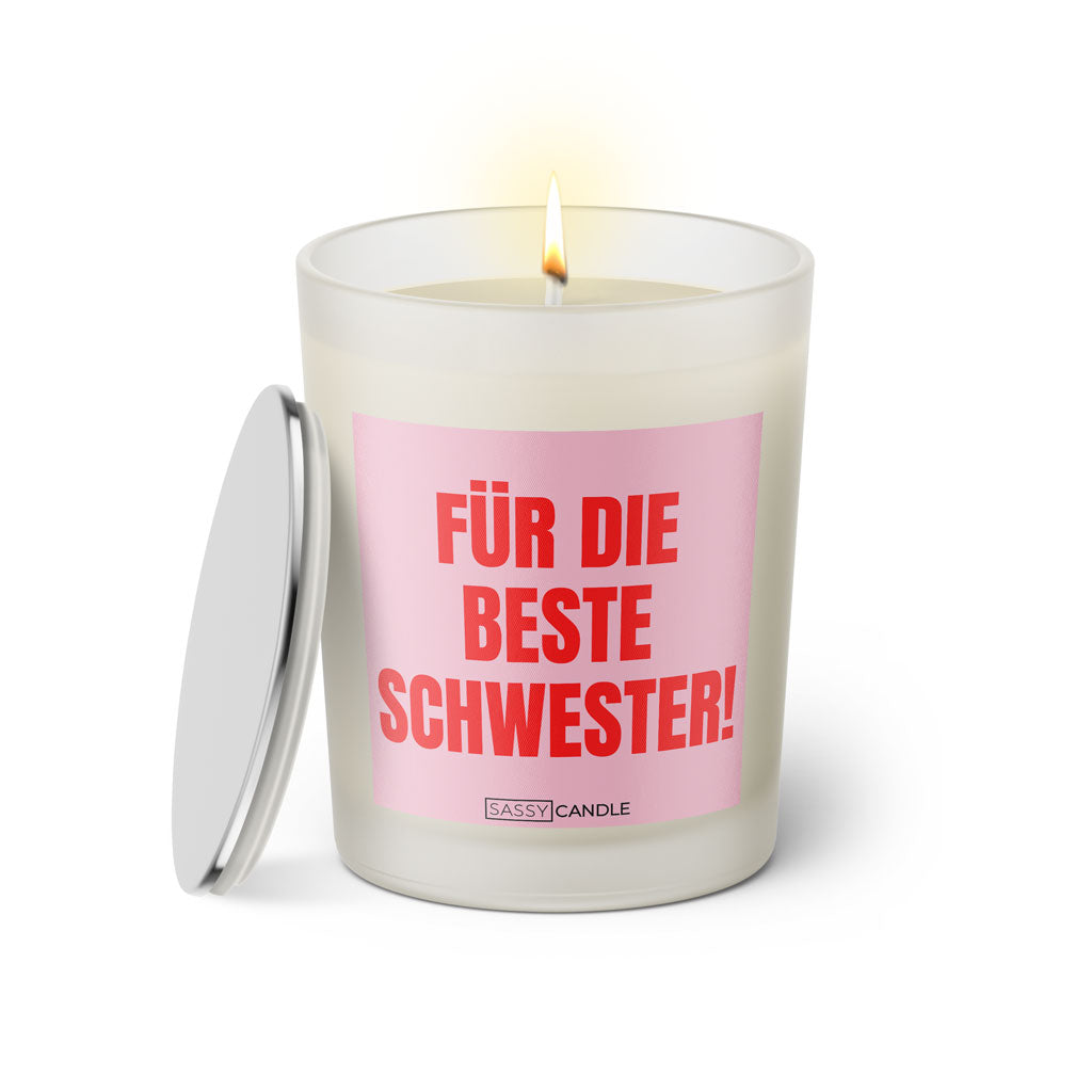 Duftkerze mit witzigem Spruch: Für die beste Schwester. Farbe rosa und pinke Schrift. Kerzenglas mit silbernem Deckel von SassyCandle.