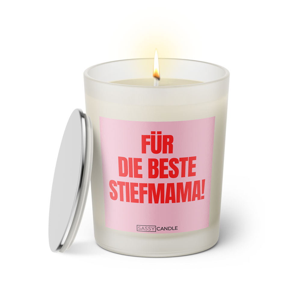 Duftkerze mit witzigem Spruch: Für den die beste Stiefmama! Farbe rosa und pinke Schrift. Kerzenglas mit silbernem Deckel von SassyCandle.