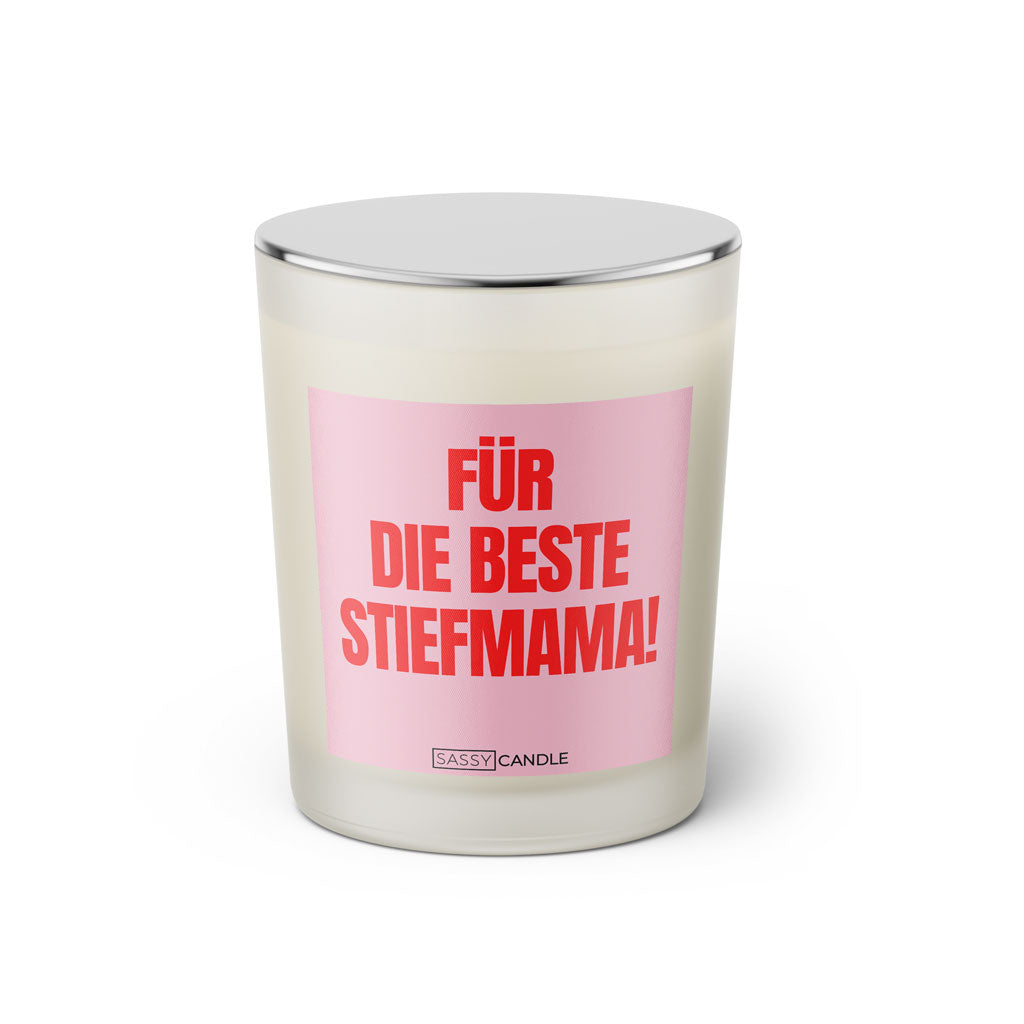 Duftkerze mit witzigem Spruch: Für den die beste Stiefmama! Farbe rosa und pinke Schrift. Kerzenglas mit silbernem geschlossenem Deckel von SassyCandle.