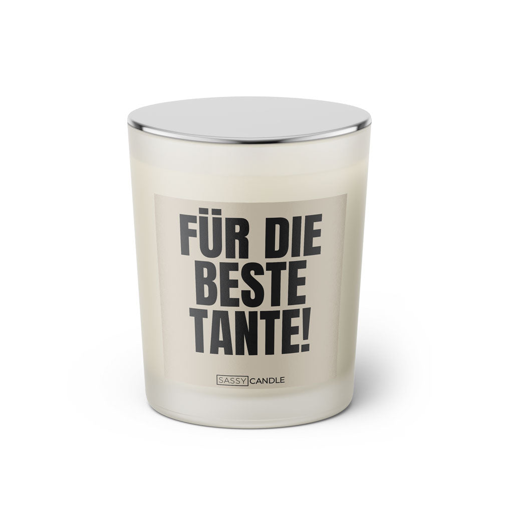 Duftkerze mit witzigem Spruch: Für die beste Tante. Farbe beige und schwarze Schrift. Kerzenglas mit silbernem geschlossenem Deckel von SassyCandle.