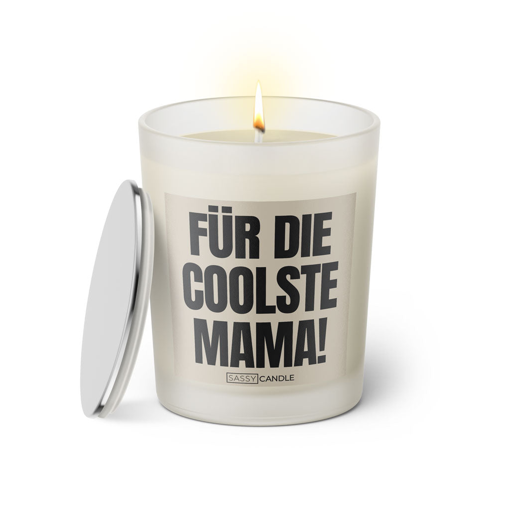 Duftkerze mit witzigem Spruch: Für die coolste Mama! Farbe schwarz und beige mit silbernem Deckel von Sassy Candle.
