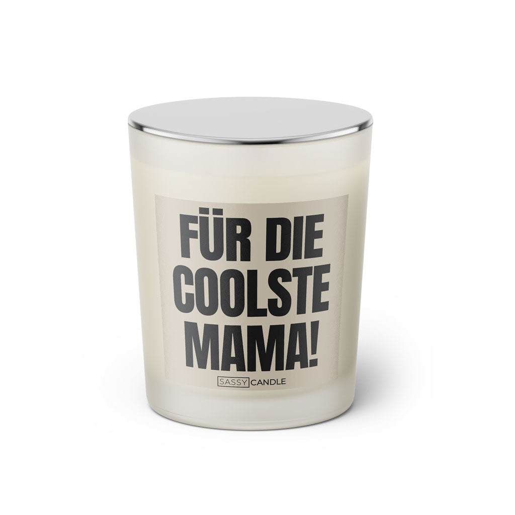 Duftkerze mit witzigem Spruch: Für die coolste Mama! Farbe schwarz und beige mit silbernem Deckel von Sassy Candle.