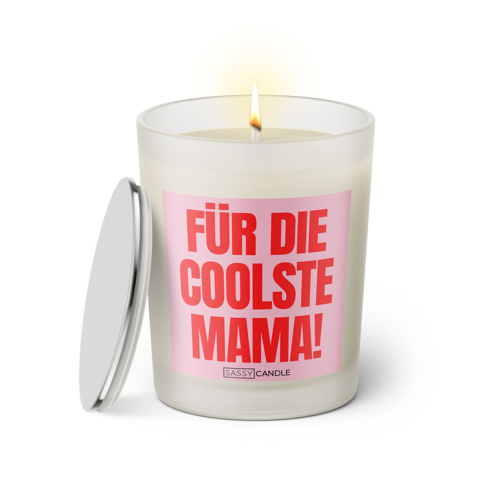 Duftkerze mit witzigem Spruch: Für die coolste Mama! Farbei rosa und pink mit silbernem Deckel von Sassy Candle.