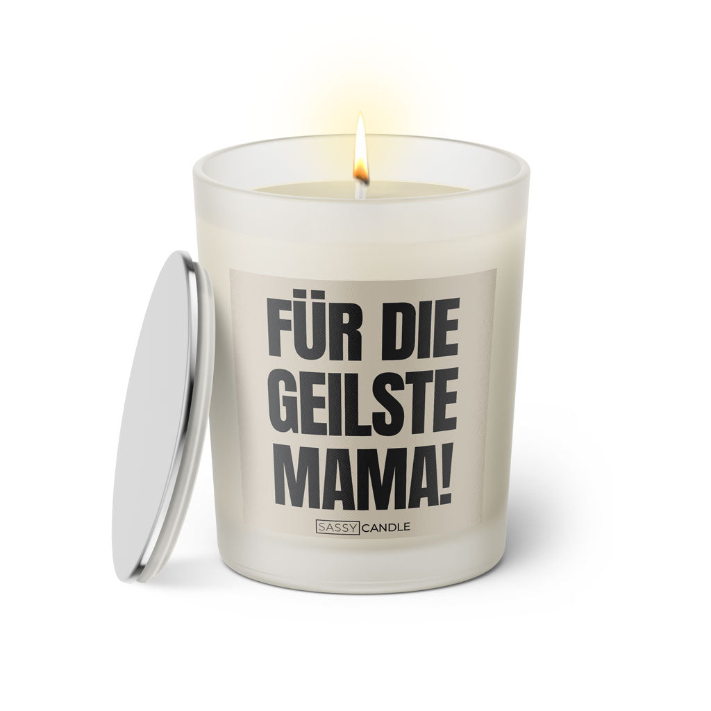 Duftkerze mit witzigem Spruch: Für die geilste Mama! Farbe schwarz und beige mit silbernem Deckel von Sassy Candle.