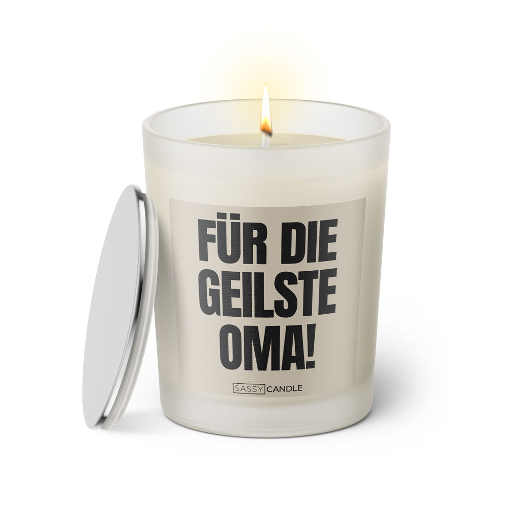 Duftkerze mit witzigem Spruch: Für die geilste Oma! Farbe beige und schwarze Schrift. Kerzenglas mit silbernem Deckel von SassyCandle.