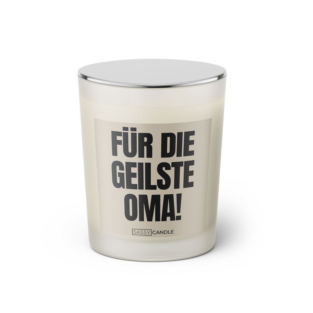 Duftkerze mit witzigem Spruch: Für die geilste Oma! Farbe beige und schwarze Schrift. Kerzenglas mit silbernem geschlossenem Deckel von SassyCandle.