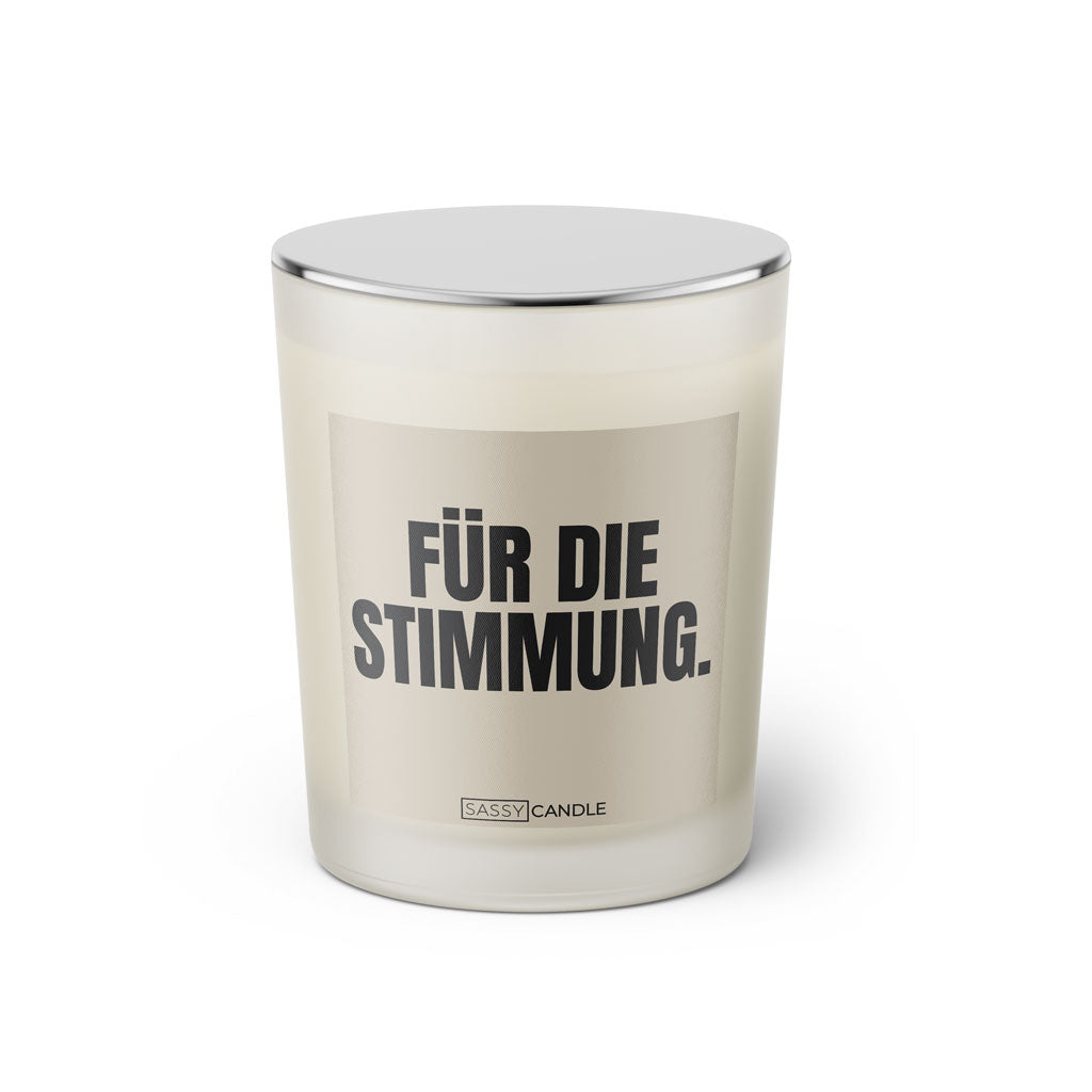 Duftkerze mit witzigem Spruch: Für die Stimmung. Farbe beige und schwarze Schrift. Kerzenglas mit silbernem geschlossenem Deckel von SassyCandle.