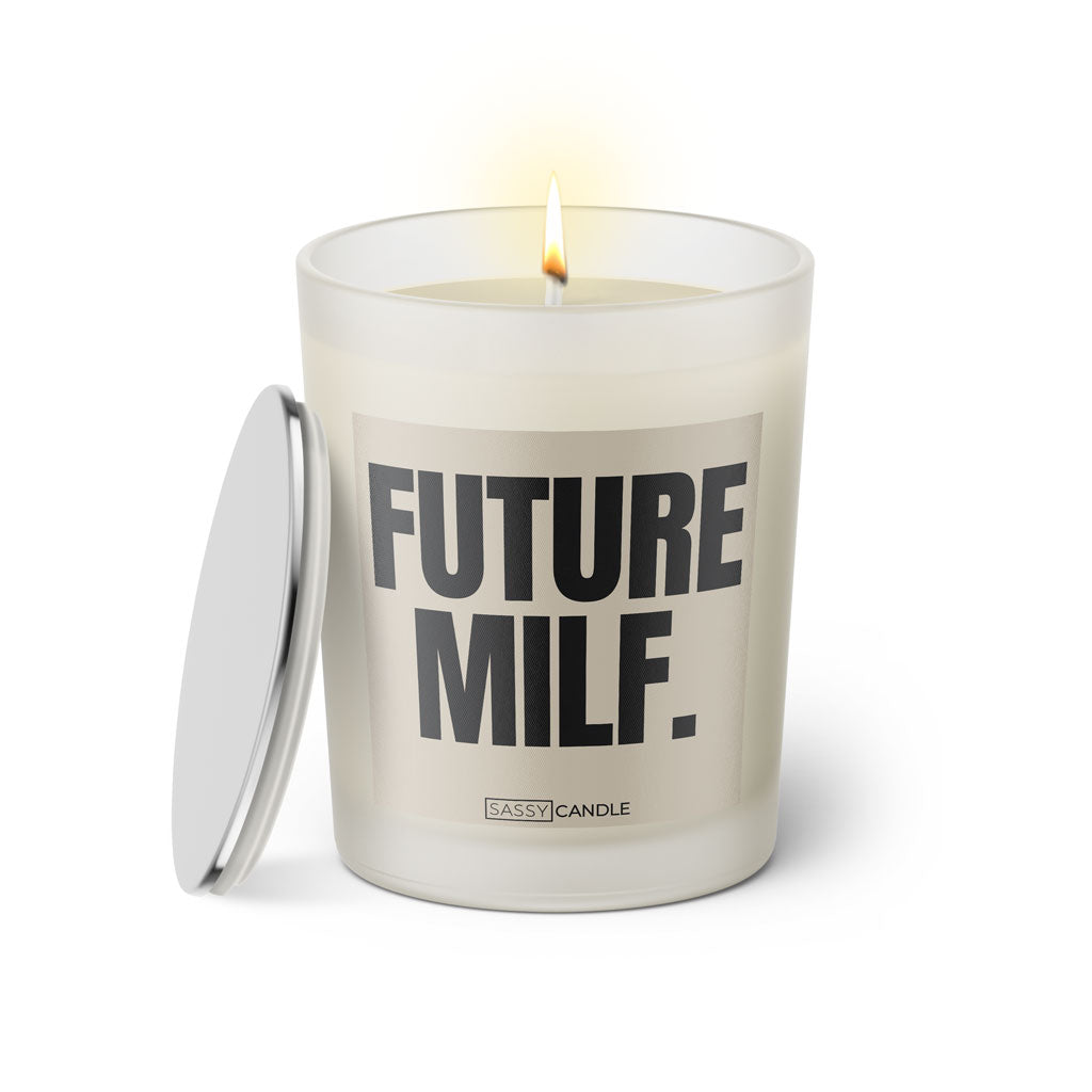 Duftkerze mit witzigem Spruch: Future MILF. Farbe beige und schwarze Schrift. Kerzenglas mit silbernem Deckel von SassyCandle.