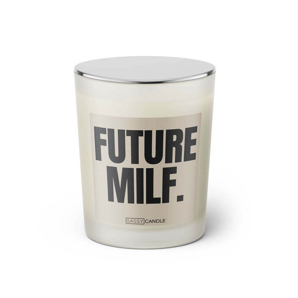 Duftkerze mit witzigem Spruch: Future MILF. Farbe beige und schwarze Schrift. Kerzenglas mit silbernem geschlossnem Deckel von SassyCandle.