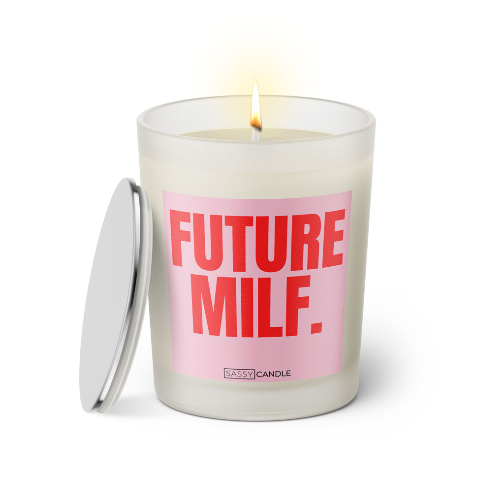 Duftkerze mit witzigem Spruch: Future MILF. Farbe rosa und pinke Schrift. Kerzenglas mit silbernem Deckel von SassyCandle.