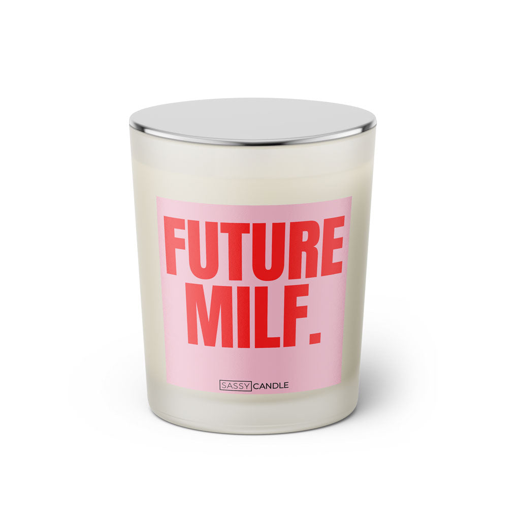Duftkerze mit witzigem Spruch: Future MILF. Farbe rosa und pinke Schrift. Kerzenglas mit silbernem geschlossenem Deckel von SassyCandle.