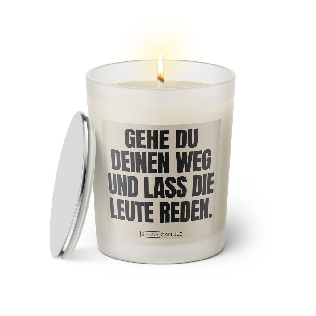 Duftkerze mit witzigen Spruch: Gehe du deinen Weg und lass die Leute reden. Farbe beige und schwarz von Sassy Candle.