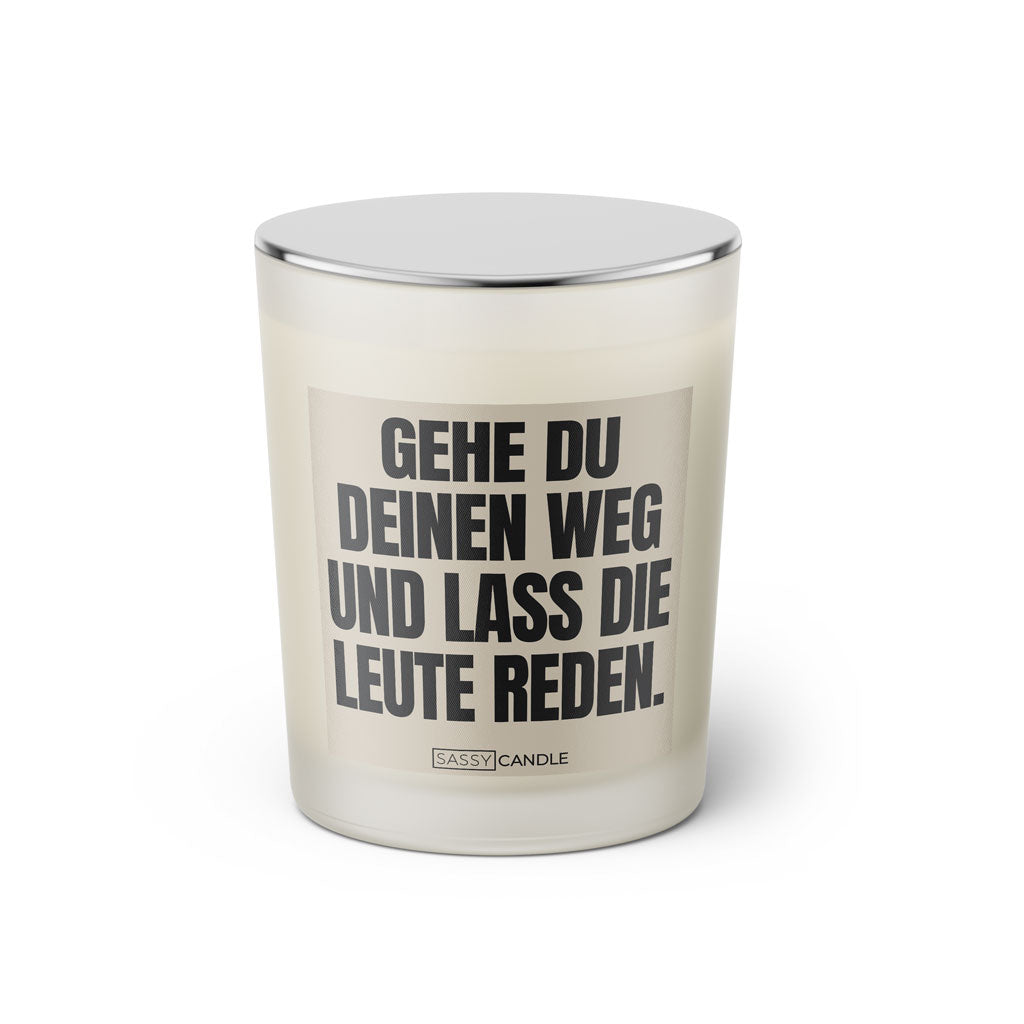 Duftkerze mit witzigen Spruch: Gehe du deinen Weg und lass die Leute reden. Farbe beige und schwarz von Sassy Candle.