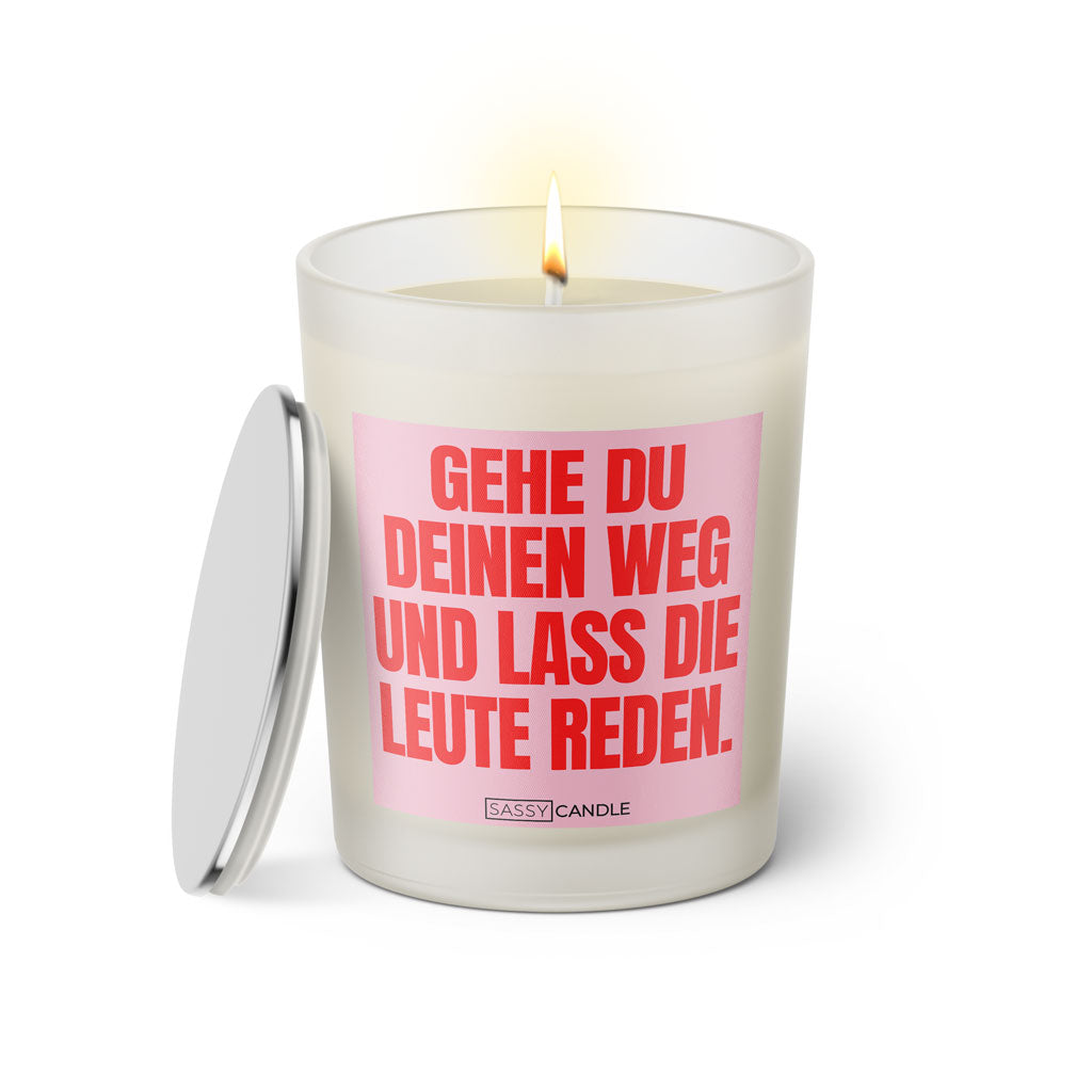 Duftkerze mit witzigen Spruch: Gehe du deinen Weg und lass die Leute reden. Farbe rosa und pink von Sassy Candle.