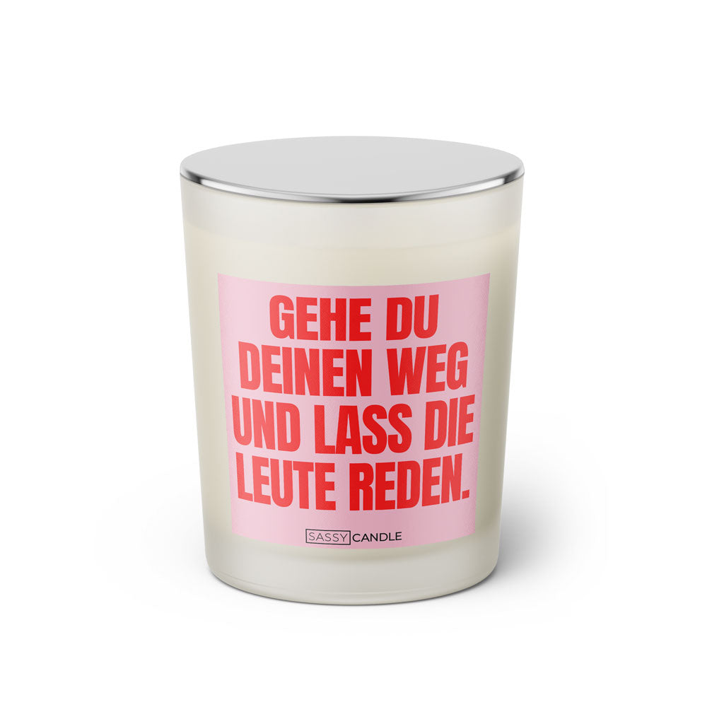 Duftkerze mit witzigen Spruch: Gehe du deinen Weg und lass die Leute reden. Farbe rosa und pink von Sassy Candle.