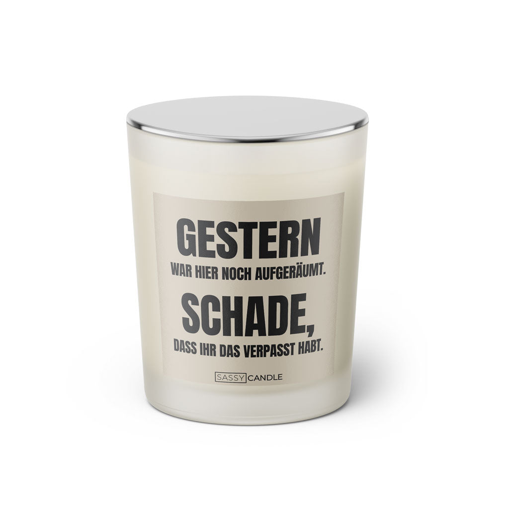 Duftkerze mit witzigen Spruch: Gestern war hier noch aufgeräumt. Schade, dass ihr das verpasst habt. Kerzenglas mit silbernen Deckel von Sassy Candle. Farbe beige und schwarz.