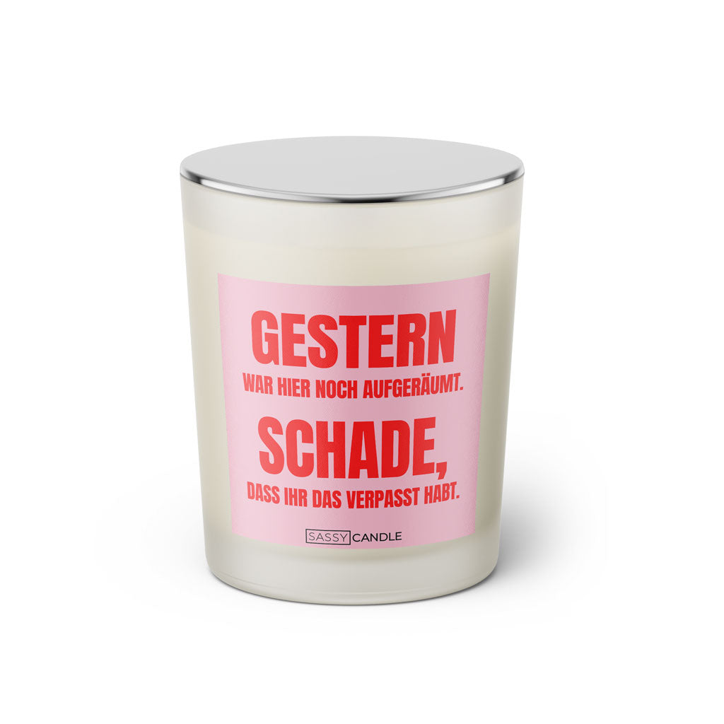 Duftkerze mit witzigen Spruch: Gestern war hier noch aufgeräumt. Schade, dass ihr das verpasst habt. Kerzenglas mit silbernen Deckel von Sassy Candle. Farbe rosa und pink.