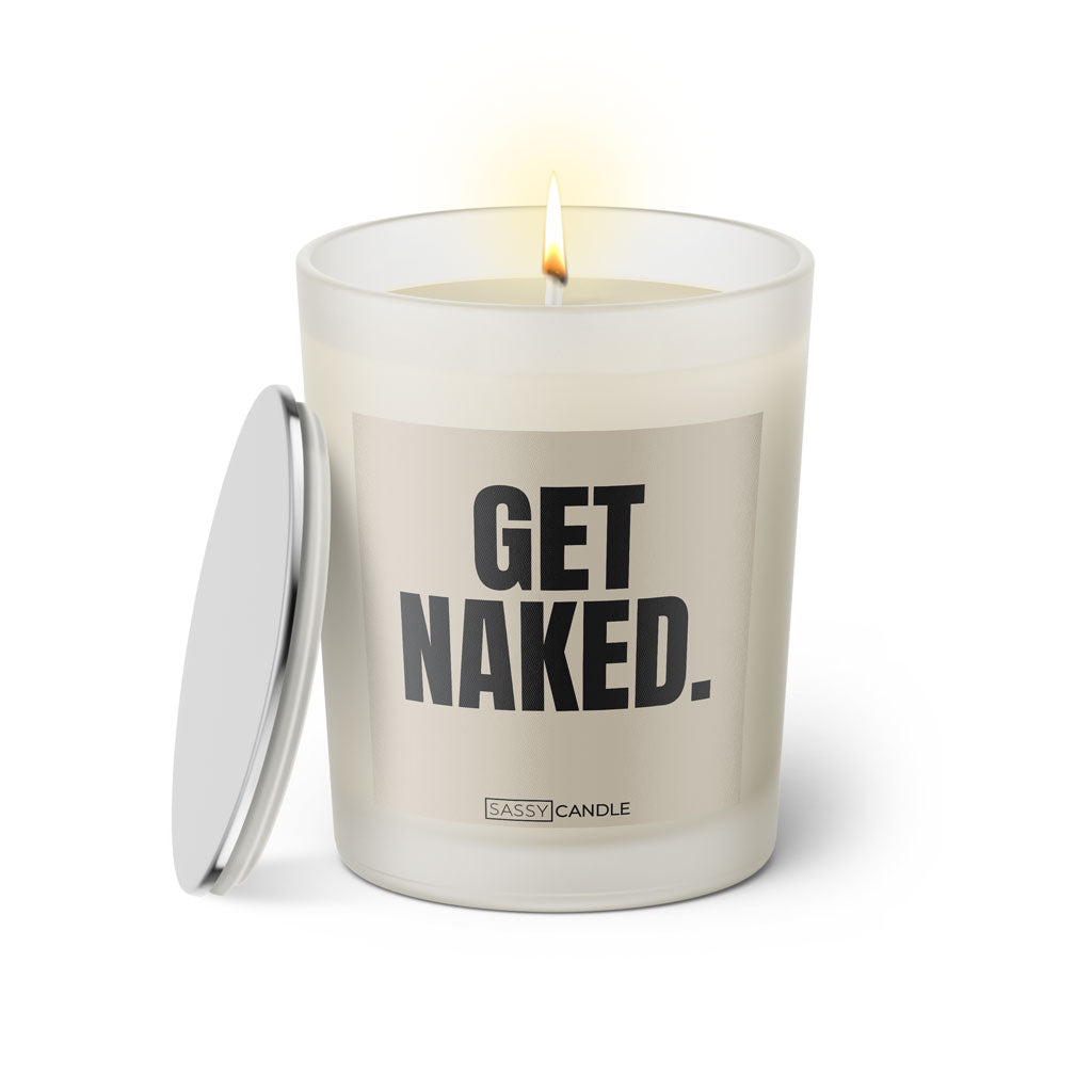 Duftkerze mit witzigem Spruch: Get naked. Farbe beige und schwarze Schrift. Kerzenglas mit silbernem Deckel von SassyCandle.