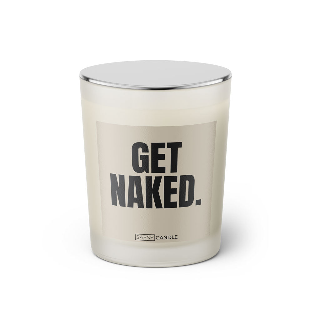 Duftkerze mit witzigem Spruch: Get naked. Farbe beige und schwarze Schrift. Kerzenglas mit silbernem geschlossenem Deckel von SassyCandle.