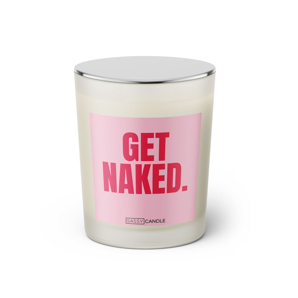 Duftkerze mit witzigem Spruch: Get naked. Farbe rosa und pinke Schrift. Kerzenglas mit silbernem geschlossenem Deckel von SassyCandle.