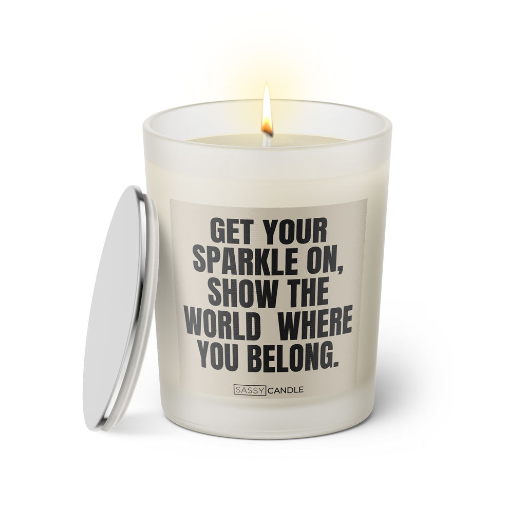Duftkerze mit witzigem Spruch: Get your sparkle on. Show the world where you belong. Farbe beige und schwarze Schrift. Kerzenglas mit silbernem Deckel von SassyCandle.