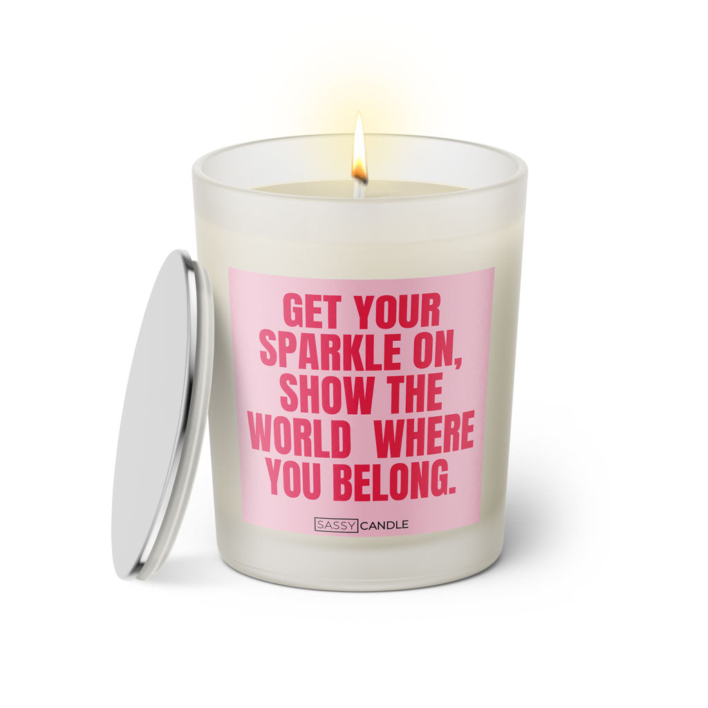 Duftkerze mit witzigem Spruch: Get your sparkle on. Show the world where you belong. Farbe rosa und pinke Schrift. Kerzenglas mit silbernem Deckel von SassyCandle.