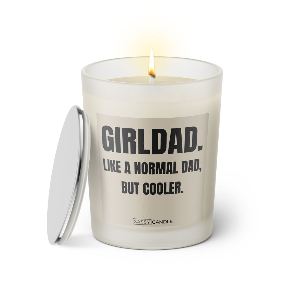 Duftkerze mit witzigem Spruch: Girldad. Like a normal Dad, but cooler. Farbe beige und schwarze Schrift. Kerzenglas mit silbernem Deckel von SassyCandle.