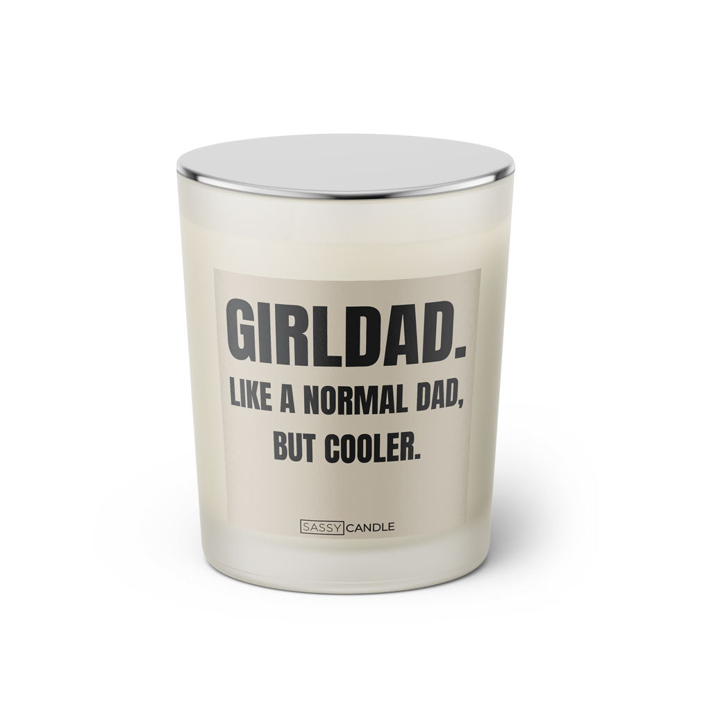 Duftkerze mit witzigem Spruch: Girldad. Like a normal Dad, but cooler. Farbe beige und schwarze Schrift. Kerzenglas mit silbernem geschlossenem Deckel von SassyCandle.