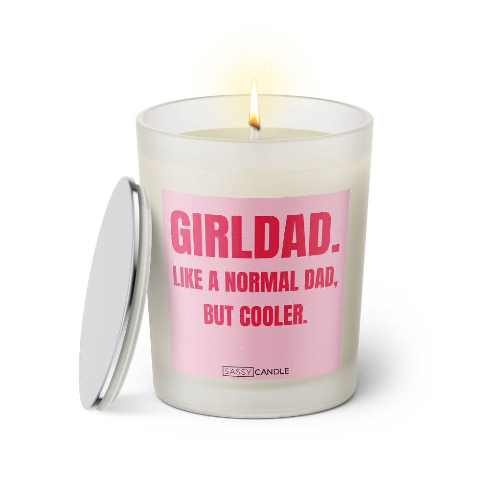 Duftkerze mit witzigem Spruch: Girldad. Like a normal Dad, but cooler. Farbe rosa und pinke Schrift. Kerzenglas mit silbernem Deckel von SassyCandle.
