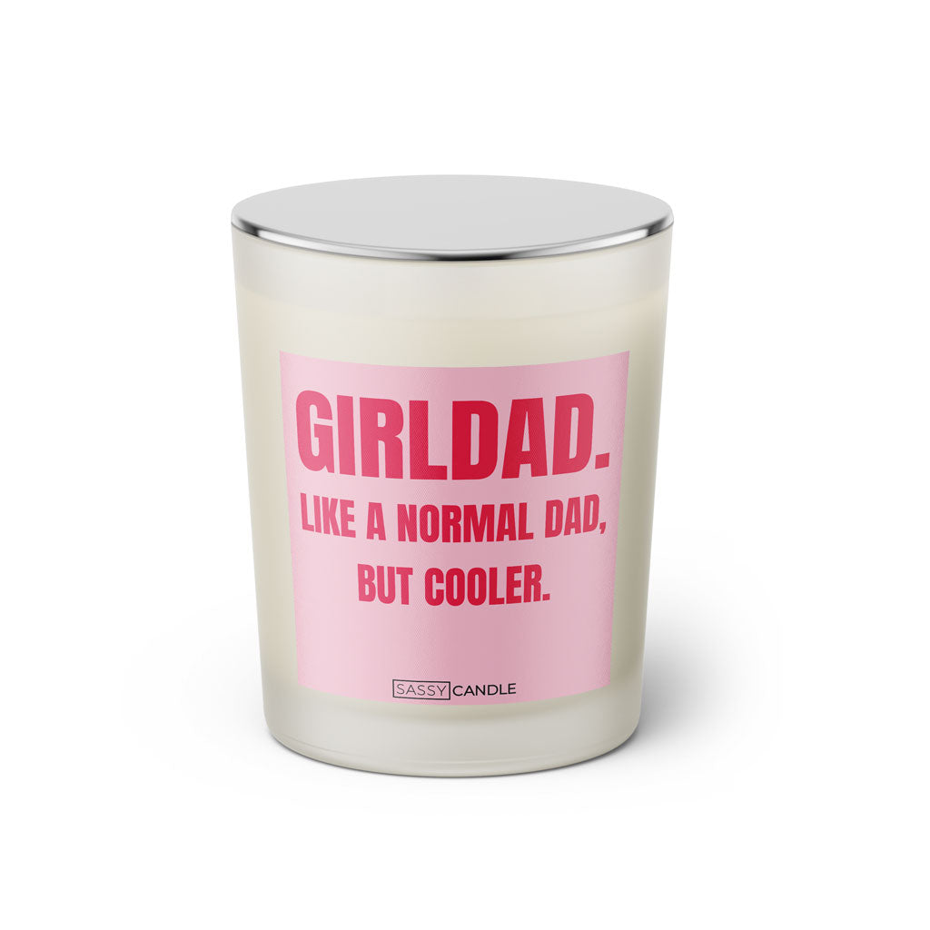 Duftkerze mit witzigem Spruch: Girldad. Like a normal Dad, but cooler. Farbe rosa und pinke Schrift. Kerzenglas mit silbernem geschlossenem Deckel von SassyCandle.