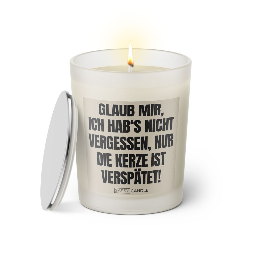Duftkerze mit Spruch: Glaub mir, ich hab's nicht vergessen, nur die Kerze ist verspätet! Farbe beige und schwarz von Sassy Candle.