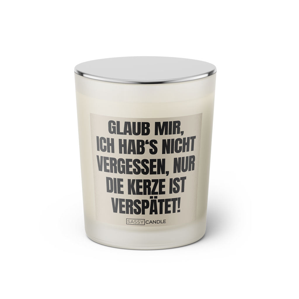 Duftkerze mit Spruch: Glaub mir, ich hab's nicht vergessen, nur die Kerze ist verspätet! Farbe beige und schwarz von Sassy Candle.
