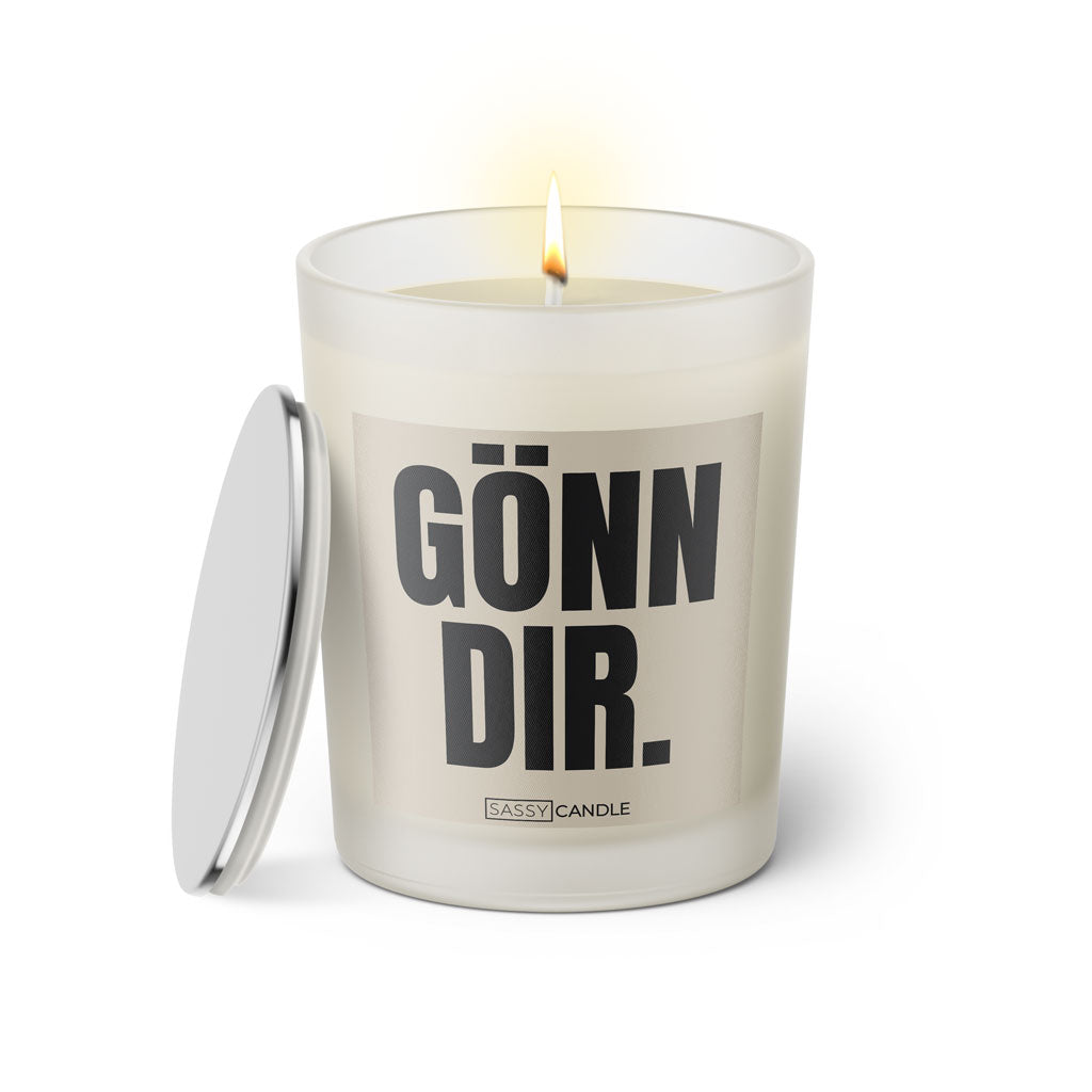 Duftkerze mit witzigem Spruch: Gönn dir. Farbe beige und schwarze Schrift. Kerzenglas mit silbernem Deckel von SassyCandle.