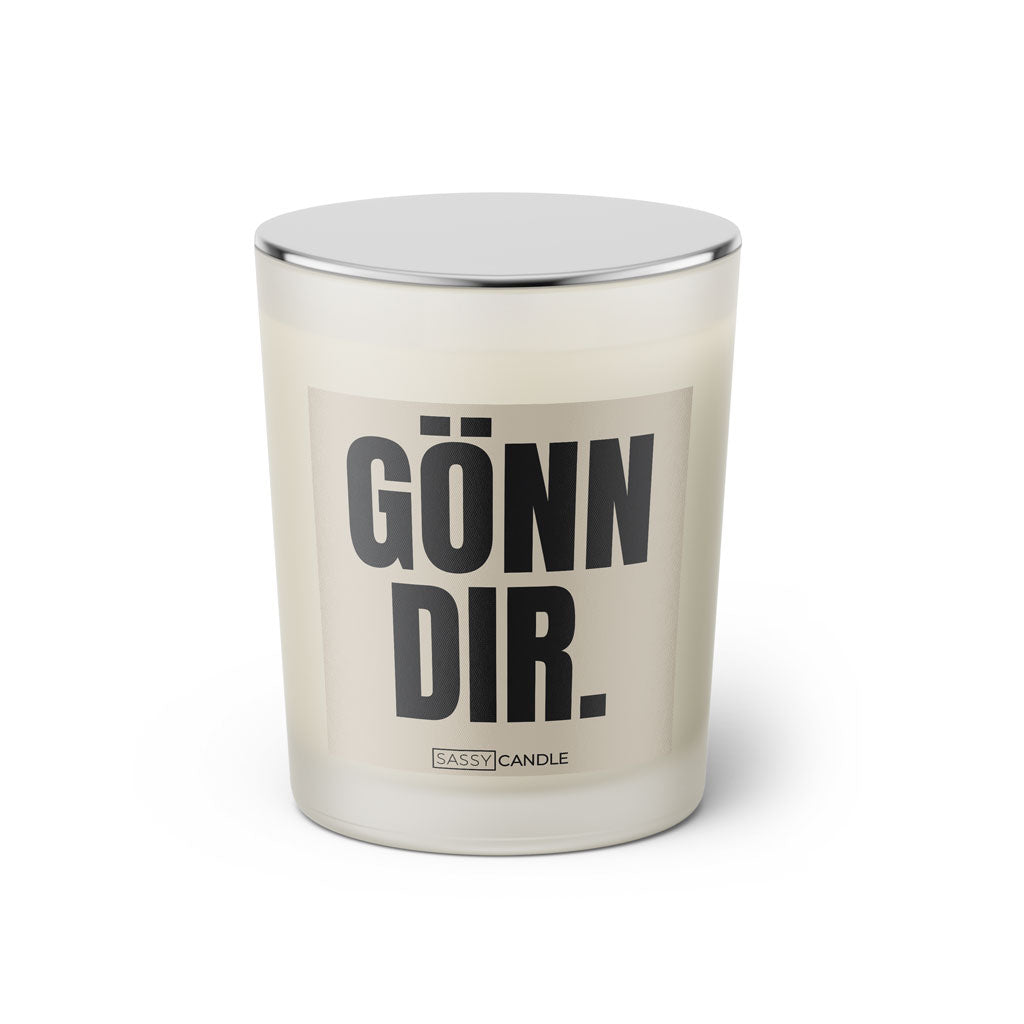 Duftkerze mit witzigem Spruch: Gönn dir. Farbe beige und schwarze Schrift. Kerzenglas mit silbernem geschlossenem Deckel von SassyCandle.