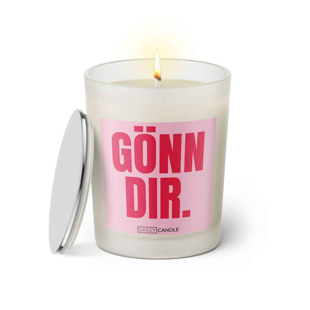 Duftkerze mit witzigem Spruch: Gönn dir. Farbe rosa und pinke Schrift. Kerzenglas mit silbernem Deckel von SassyCandle.
