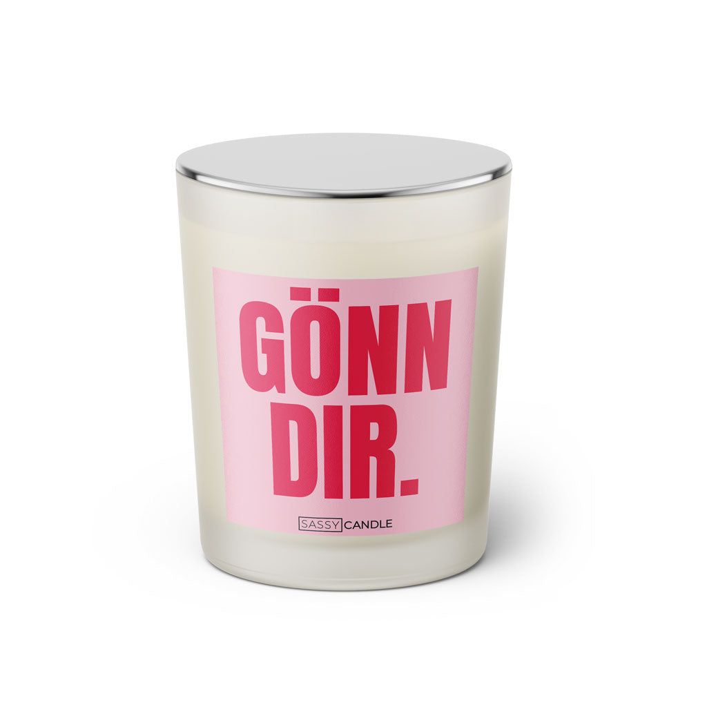 Duftkerze mit witzigem Spruch: Gönn dir. Farbe rosa und pinke Schrift. Kerzenglas mit silbernem geschlossenem Deckel von SassyCandle.