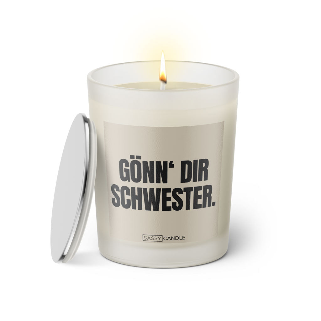 Duftkerze mit Spruch: Gönn' dir Schwester. Farbe beige und schwarz von Sassy Candle.