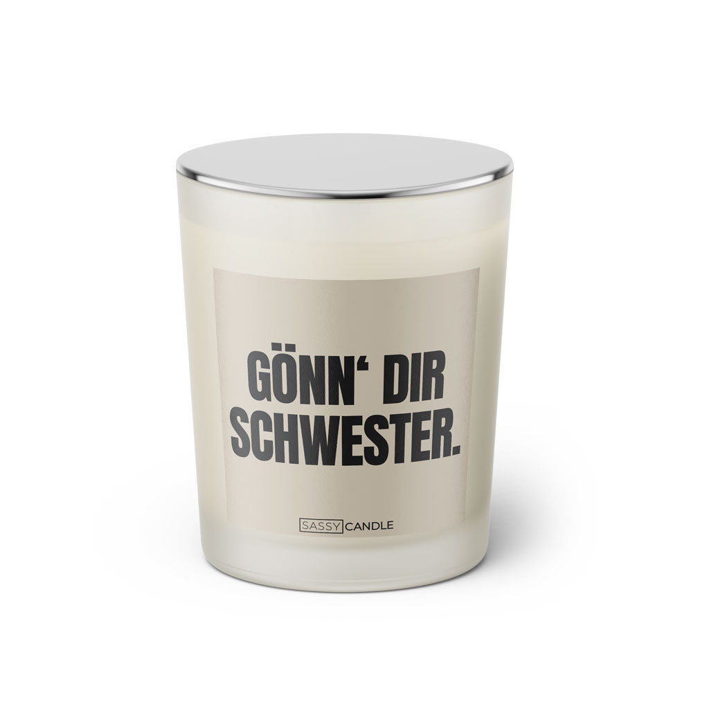 Duftkerze mit Spruch: Gönn' dir Schwester. Farbe beige und schwarz von Sassy Candle.