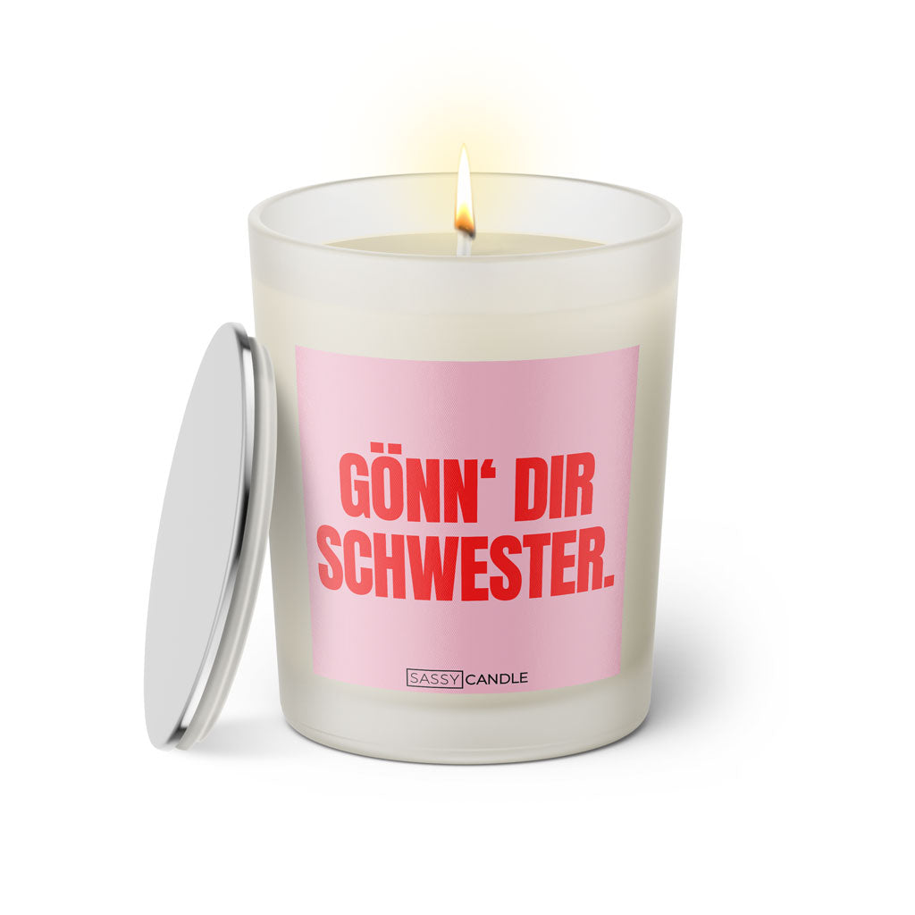 Duftkerze mit Spruch: Gönn' dir Schwester. Farbe rosa und pink von Sassy Candle.