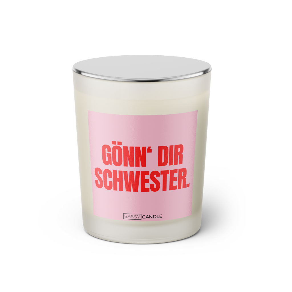 Duftkerze mit Spruch: Gönn' dir Schwester. Farbe rosa und pink von Sassy Candle.