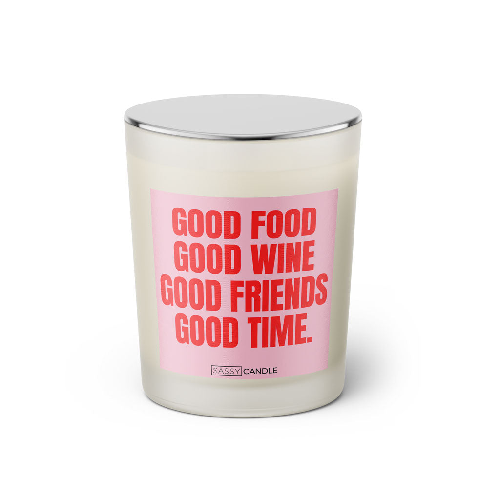 Duftkerze mit witzigen Spruch: Good food good wine good friends good time. Farbe rosa und pink von Sassy Candle.