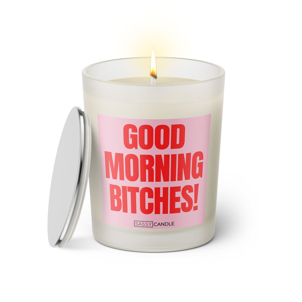 Duftkerze mit witzigem Spruch: Good Morning Bitches! Farbe rosa und pink mit silbernem Deckel von Sassy Candle.