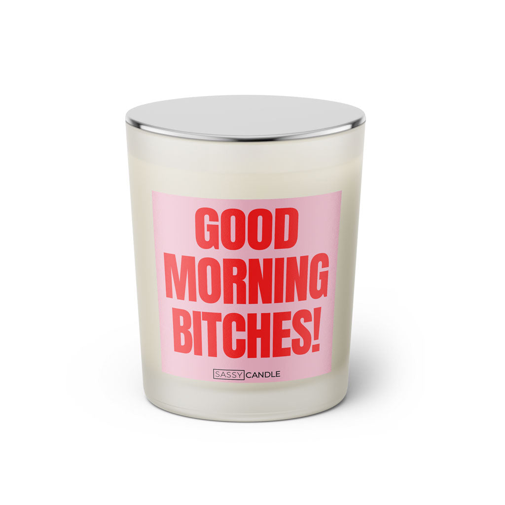 Duftkerze mit witzigem Spruch: Good Morning Bitches! Farbe rosa und pink mit silbernem Deckel von Sassy Candle.