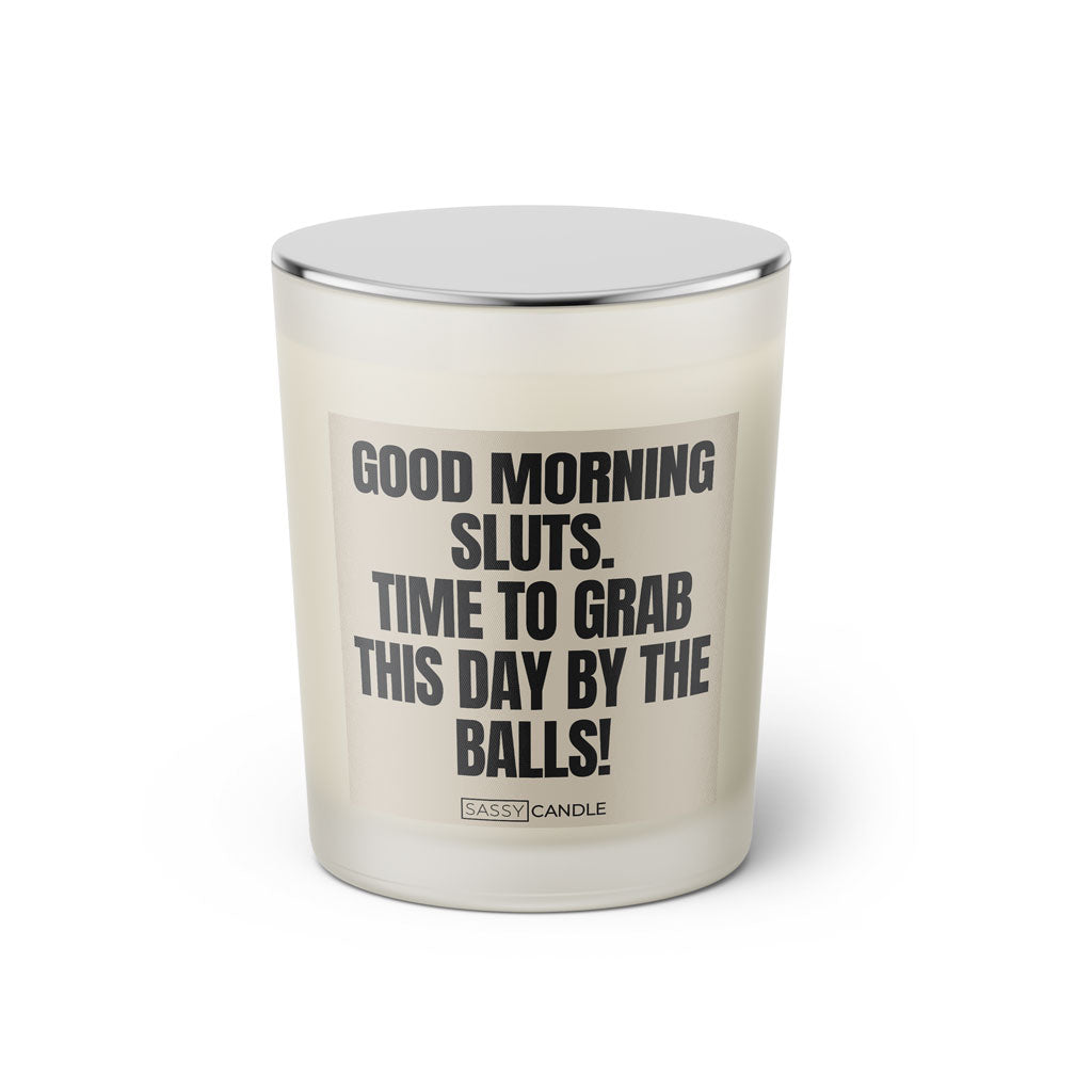 Duftkerze mit Spruch: Good Morning Sluts. Time to grab this day by the balls! Farbe beige und schwarz von Sassy Candle.