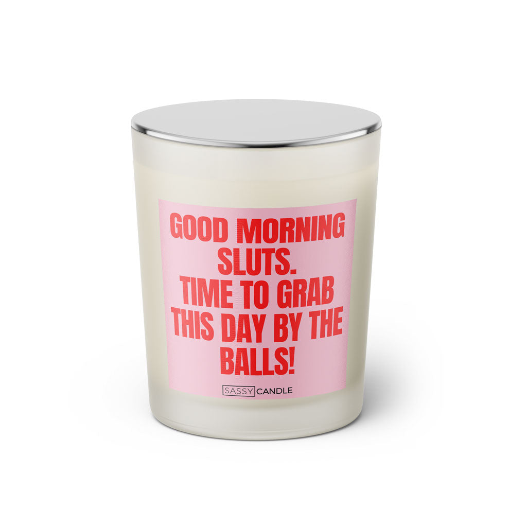 Duftkerze mit Spruch: Good Morning Sluts. Time to grab this day by the balls! Farbe rosa und pink von Sassy Candle.