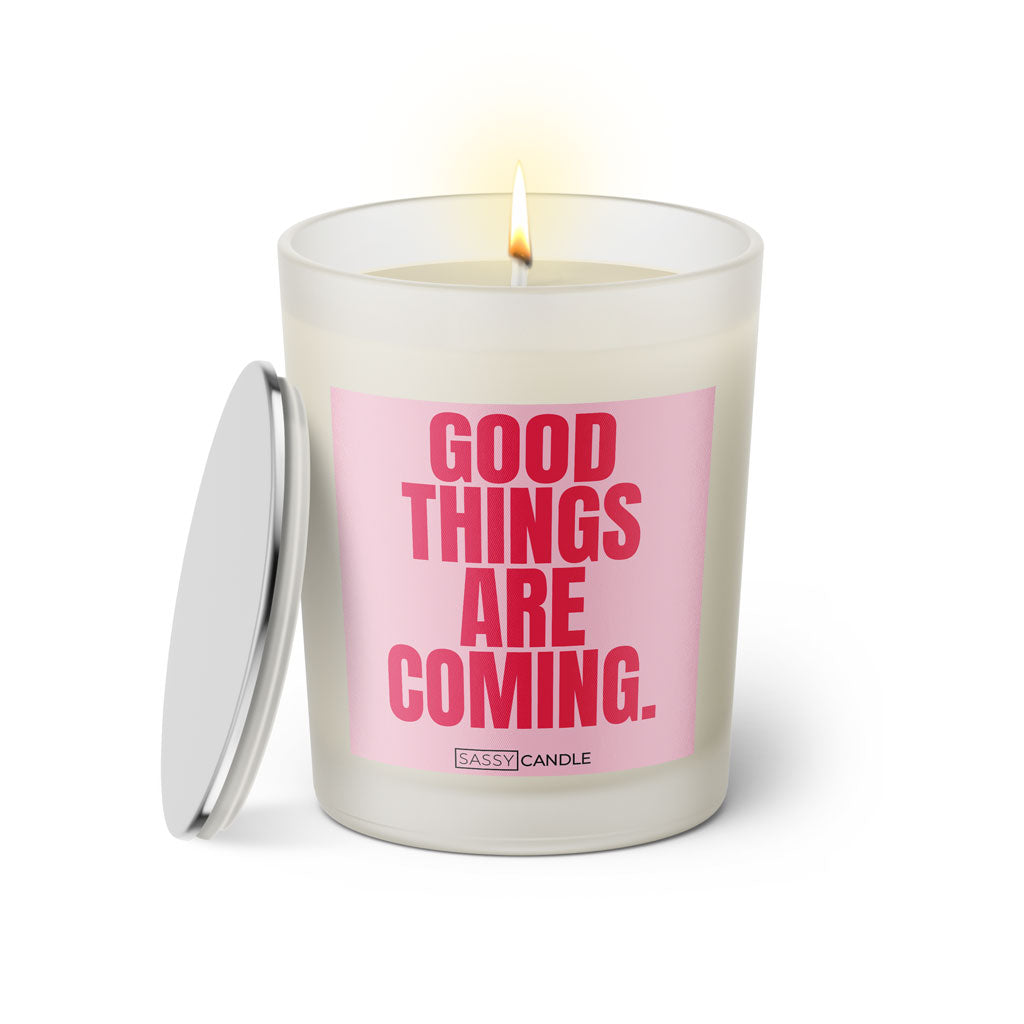 Duftkerze mit witzigem Spruch: Good things are coming. Farbe rosa und pinke Schrift. Kerzenglas mit silbernem Deckel von SassyCandle.